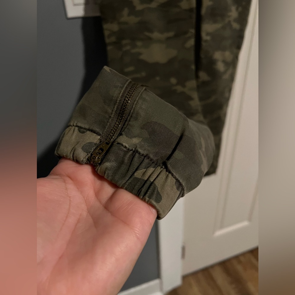 American Eagle Outfitters Camo Joggers- Like New - Picture 3 of 9